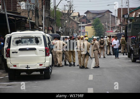 Srinagar Kashmir. Il 13 luglio 2019. Le forze indiane restare in allerta durante un coprifuoco sul Kashmir Giornata dei Martiri a Srinagar, in indiano Kashmir amministrato. 13 Luglio, 2019. Il 13 luglio è osservata come martiri" Giorno per rendere omaggio al 22 civili uccisi dall'esercito Dogra fuori Srinagar prigione centrale nel 1931. Le restrizioni sono state poste in tutta la valle di contrastare qualsiasi protesta e al bar Pro-Freedom camp da visitare il cimitero Credito: Muzamil Mattoo/IMAGESLIVE/ZUMA filo/Alamy Live News Foto Stock