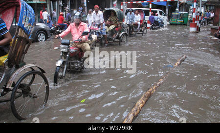 Acqua login 30jun 2019Dhaka, Bangladesh, nella stagione delle piogge i pedoni devono soffrire di acqua di disboscamento dal vecchio Dhaka nayabazar Domenica mattina Foto Stock