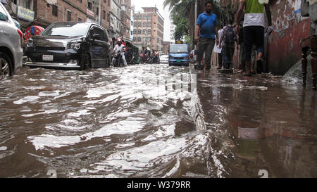 Acqua login 30jun 2019Dhaka, Bangladesh, nella stagione delle piogge i pedoni devono soffrire di acqua di disboscamento dal vecchio Dhaka nayabazar Domenica mattina Foto Stock