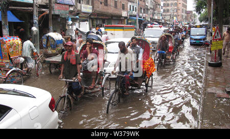 Acqua login 30jun 2019Dhaka, Bangladesh, nella stagione delle piogge i pedoni devono soffrire di acqua di disboscamento dal vecchio Dhaka nayabazar Domenica mattina Foto Stock