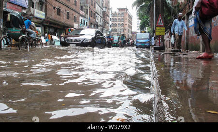 Acqua login 30jun 2019Dhaka, Bangladesh, nella stagione delle piogge i pedoni devono soffrire di acqua di disboscamento dal vecchio Dhaka nayabazar Domenica mattina Foto Stock