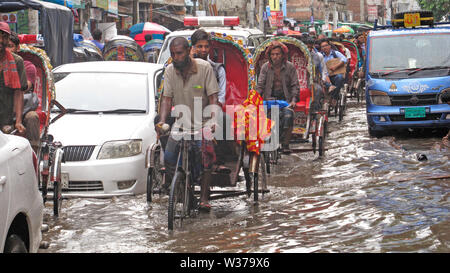 Acqua login 30jun 2019Dhaka, Bangladesh, nella stagione delle piogge i pedoni devono soffrire di acqua di disboscamento dal vecchio Dhaka nayabazar Domenica mattina Foto Stock