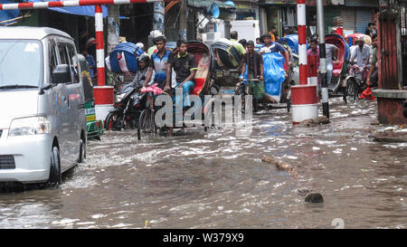 Acqua login 30jun 2019Dhaka, Bangladesh, nella stagione delle piogge i pedoni devono soffrire di acqua di disboscamento dal vecchio Dhaka nayabazar Domenica mattina Foto Stock