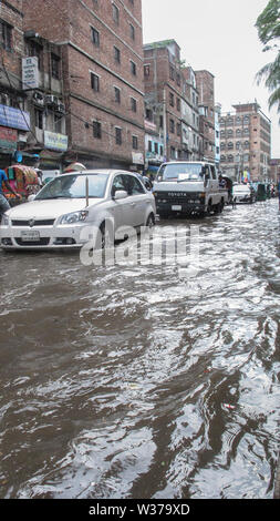 Acqua login 30jun 2019Dhaka, Bangladesh, nella stagione delle piogge i pedoni devono soffrire di acqua di disboscamento dal vecchio Dhaka nayabazar Domenica mattina Foto Stock