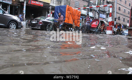 Acqua login 30jun 2019Dhaka, Bangladesh, nella stagione delle piogge i pedoni devono soffrire di acqua di disboscamento dal vecchio Dhaka nayabazar Domenica mattina Foto Stock