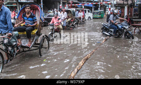 Acqua login 30jun 2019Dhaka, Bangladesh, nella stagione delle piogge i pedoni devono soffrire di acqua di disboscamento dal vecchio Dhaka nayabazar Domenica mattina Foto Stock