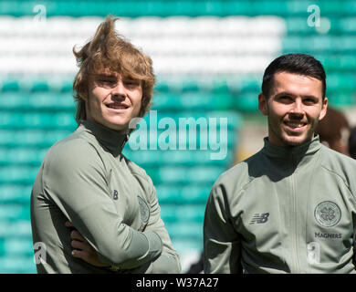 Il Celtic Luca Connell (sinistra) prima che la pre-stagione amichevole al Celtic Park di Glasgow. Foto Stock