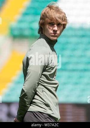 Il Celtic Luca Connell prima la pre-stagione amichevole al Celtic Park di Glasgow. Foto Stock