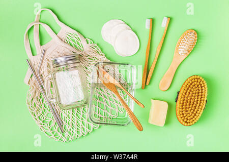 Vetreria, sacchetto di cotone e prodotti per la cura personale, vista dall'alto. Rifiuti Zero concetto. Foto Stock