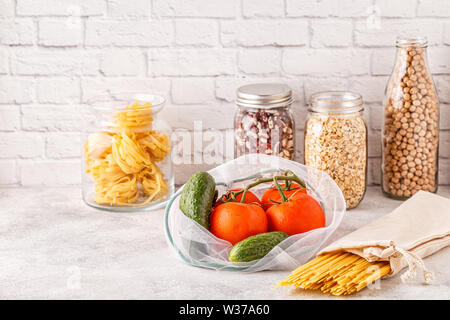 Prodotti in sacchi di materia tessile, vetreria. Eco Friendly shopping e la conservazione degli alimenti, rifiuti zero concetto. Foto Stock