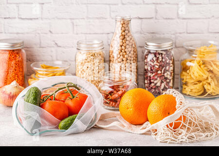 Prodotti in sacchi di materia tessile, vetreria. Eco Friendly shopping e la conservazione degli alimenti, rifiuti zero concetto. Foto Stock