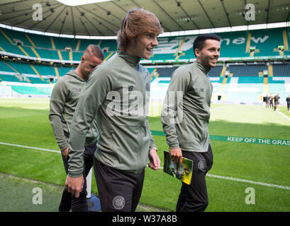 Il Celtic Luca Connell (sinistra) e Morgan Lewis fuori sul parco prima che la pre-stagione amichevole al Celtic Park di Glasgow. Foto Stock