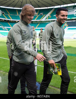 Il Celtic Luca Connell (sinistra) e Morgan Lewis fuori sul parco prima che la pre-stagione amichevole al Celtic Park di Glasgow. Foto Stock