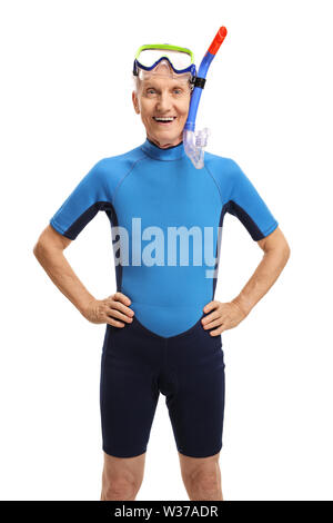 Senior uomo che indossa una muta e una maschera subacquea isolati su sfondo bianco Foto Stock