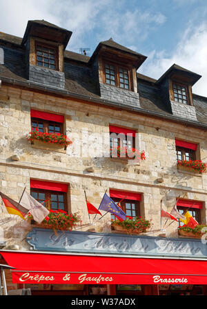 Il vecchio edificio in pietra, scatole di finestra, rosso dei gerani, tenda rossa, sfumature, bandiere, colorato, ristorante, Vieux Bassin; porto; Europa, Normandia; Honfleur; p. Foto Stock
