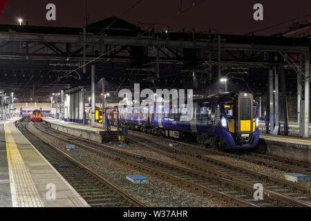 2 Abellio Scotrail classe 385 i treni elettrici a Glasgow Queen Street con un Glasgow a Edimburgo in treno Foto Stock
