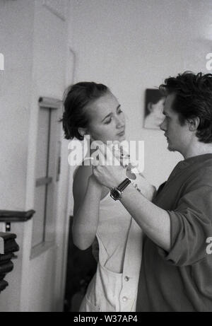 Anni '1970, storico, all'interno di uno studio di danza al primo piano, una giovane coppia che ballava insieme, West London, Inghilterra, Regno Unito. Foto Stock