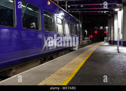 Classe Scotrail 158 express sprinter con il treno alla stazione di Glasgow Queen Street che mostra il logo Scotrail Foto Stock