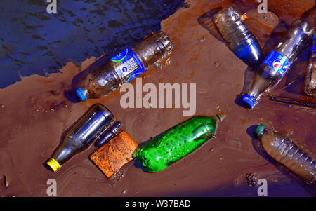 Scartare le bottiglie di plastica e di altri rifiuti in una via navigabile a Bangkok, Thailandia, Asia Foto Stock