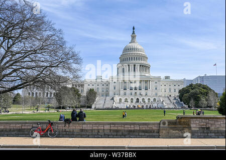 Stati Uniti Campidoglio e Capitol Hill visto dal National Mall. Il Campidoglio è la sede del Congresso degli Stati Uniti. Foto Stock