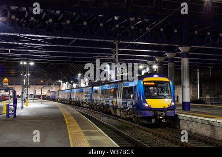 Abellio scotrail classe 170 turbostar treno a Glasgow Queen street stazione ferroviaria alla vicina Foto Stock