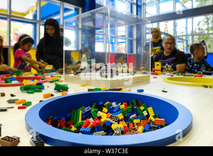 Johor Bahru,Malesia-18 nov 2018:persone giocare a LEGO toy nel parco a tema Legoland Foto Stock