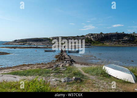 Resö, Svezia - 10 Luglio 2019: vista di una piccola barca da pesca sulle forbici costa di Isola Resö, Svezia occidentale. Foto Stock