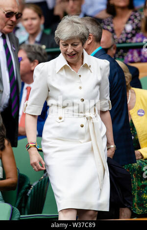 Londra, UK, 13 Luglio 2019: il Primo Ministro del Regno Unito Theresa Maggio assiste giorno 12 del Wimbledon Tennis campionati a tutti England Lawn Tennis e Croquet Club. Credito: Frank Molter/Alamy Live news Foto Stock