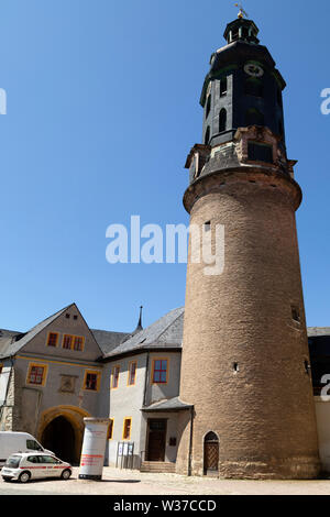 La torre del Palazzo Comunale (Stadtschloss) a Weimar, Germania. Il punto di riferimento è visto sotto un cielo blu. Foto Stock