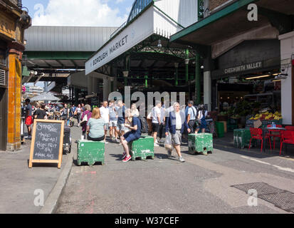 Le persone che si godono il sole nel mercato di Borough, Borough, Southwark, Londra, Regno Unito Foto Stock