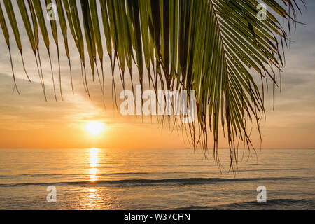 Tramonto su una bella spiaggia tropicale di Koh Chang island in Thailandia Foto Stock