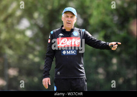 Dimaro, Italia. 13 Luglio, 2019. Foto di Massimo Paolone/LaPresse13 luglio 2019 Dimaro (Tn), Italia sport calcio Allenamento SSC Napoli ritiro pre-campionato di calcio di Serie A 2019/2020 - Centro sportivo di Dimaro e Folgarida Nella foto: Carlo Ancelotti Photo Massimo Paolone/LaPresse Luglio 13, 2019 Dimaro (Tn), Italia sport soccer Bologna FC formazione italiana pre campionato di Football League A TIM 2019/2020 - Dimaro e Folgarida Centro Sportivo In pic: Carlo Ancelotti Credito: LaPresse/Alamy Live News Foto Stock