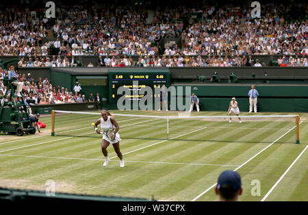 Serena Williams in azione durante il singolare femminile finale del giorno dodici dei campionati di Wimbledon al All England Lawn Tennis e Croquet Club, Wimbledon. Foto Stock