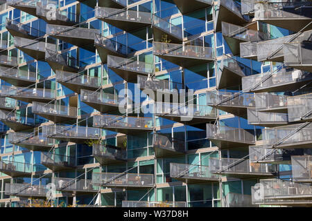 Moderno edificio di architettura a Orestad ad, Copenhagen, con balconi triangolare in una facciata di vetro Foto Stock