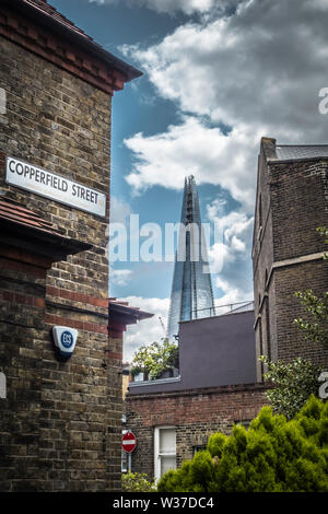 La Shard come si vede da alcune case a schiera su Copperfield Street, London, SE1. Foto Stock