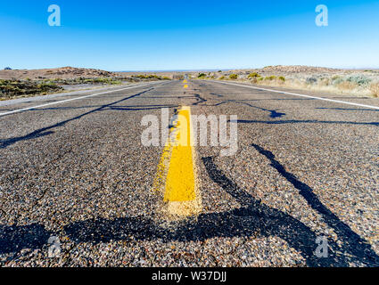 Vista di un interminabile dritta strada che corre attraverso il deserto NEGLI STATI UNITI Foto Stock