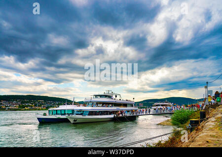 Rüdesheim, Germania, 07/07/2019: turisti arriva su una nave a Rüdesheim a prendere un tour del Reno Foto Stock