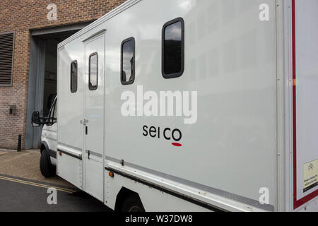 Close-up di un Serco group plc prigioniero furgone di trasporto per arrivare a un MAGISTRATES COURT Foto Stock