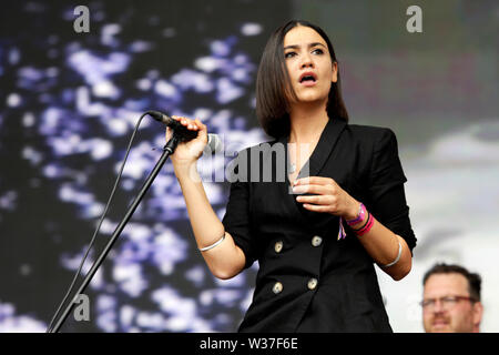 Nadine Shah esegue sul palco come Barclaycard presente British Summer Time Hyde Park a sabato 13 luglio 2019 a Londra, Inghilterra. Foto Stock