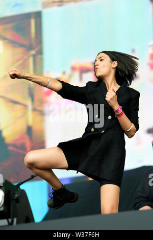 Nadine Shah esegue sul palco come Barclaycard presente British Summer Time Hyde Park a sabato 13 luglio 2019 a Londra, Inghilterra. Foto Stock