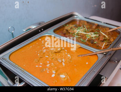 Immagine di alcuni curry indiani colorati in stile buffet Foto Stock