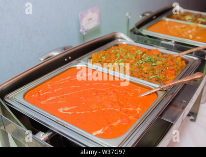 Immagine di alcuni curry indiani colorati in stile buffet Foto Stock