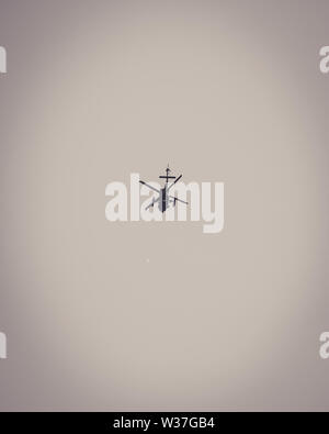 Immagine di un high flying trinciatore di emergenza nel cielo fino al di sopra Foto Stock