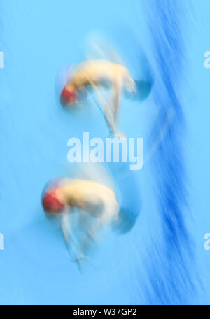 (190713) -- GWANGJU, luglio 13, 2019 (Xinhua) -- Gold medalists Cao Yuan e Xie Siyi della Cina competere durante il Gwangju 2019 Campionati del Mondo di nuoto FINA a Gwangju, Corea del Sud, 13 luglio 2019. (Xinhua/Bai Xuefei) Foto Stock