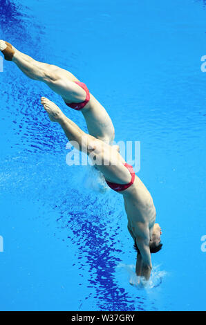 (190713) -- GWANGJU, luglio 13, 2019 (Xinhua) -- Gold medalists Cao Yuan e Xie Siyi della Cina competere durante il Gwangju 2019 Campionati del Mondo di nuoto FINA a Gwangju, Corea del Sud, 13 luglio 2019. (Xinhua/Bai Xuefei) Foto Stock