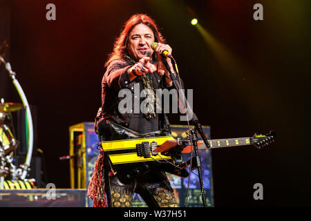 Giugno 15, 2019 - Roanoke Rapids, Stati Uniti d'America - Christian Music Artista STRYPER suona dal vivo come loro 2019 Tour fa tappa a Roanoke Rapids Theatre situato in Roanoke Rapids, North Carolina. ..Stryper è un americano di Christian metal band da Orange County, California. Il gruppo consiste di Michael Sweet piombo (vocals, chitarra), Oz Fox (chitarra), Perry Richardson (bass guitar), e Robert dolce (credito Immagine: © Andy Martin Jr./ZUMA filo) Foto Stock