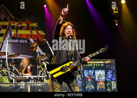 Giugno 15, 2019 - Roanoke Rapids, Stati Uniti d'America - Christian Music Artista STRYPER suona dal vivo come loro 2019 Tour fa tappa a Roanoke Rapids Theatre situato in Roanoke Rapids, North Carolina. ..Stryper è un americano di Christian metal band da Orange County, California. Il gruppo consiste di Michael Sweet piombo (vocals, chitarra), Oz Fox (chitarra), Perry Richardson (bass guitar), e Robert dolce (credito Immagine: © Andy Martin Jr./ZUMA filo) Foto Stock