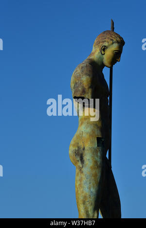 'Daedalus', una scultura di Igor Mitoraj, sorge all'entrata alle rovine di antiche città di Pompei, Italia, Europa. Foto Stock