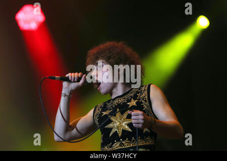 Luglio 12, 2019 - Lisbona, Portogallo - Josh Kiszka cantante della band statunitense Greta Van Fleet esegue durante il day 2 di NOS Alive 2019 Music Festival di Lisbona, in Portogallo, il 12 luglio 2019. (Credito Immagine: © Pedro Fiuza/ZUMA filo) Foto Stock