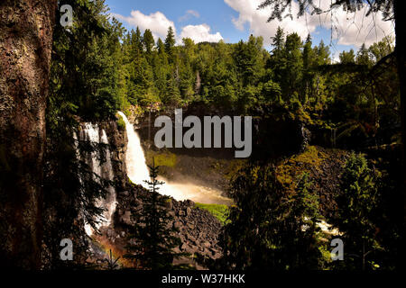 Viaggio a Mahood Lake Falls e lago Canim cade nel Grey Park nel sud interno della British Columbia. Foto Stock